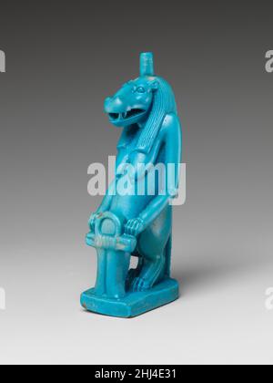 Statuette de la déesse Taweret 332–30 C.-B. période de Ptolemaic selon toute vraisemblance, cette statuette représente la déesse Taweret, dont le domaine était la protection des femmes enceintes, surtout pendant l'accouchement.Son image menaçante, destinée à effrayer les démons et autres créatures mortelles, combine des attributs humains, hippopotames, crocodiles et lion.Le poteau sur sa tête supportait probablement une couronne métallique en forme de disque solaire, surmontée soit par des plumes, soit par des cornes.Le symbole stylisé sous ses pattes avant peut être interprété comme l'amulette sa.Bien que Taweret ait été adoré dans les deux sec Banque D'Images
