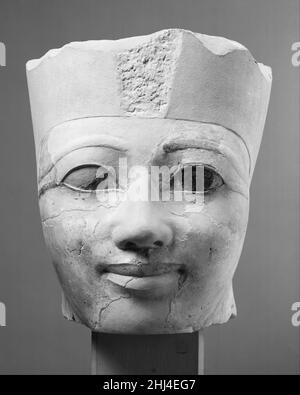 Dirigez-vous vers une statue d'Osiride de Hatshepsut à l'origine dans le Temple Sanctuary se Corner ca.1479–1458 C.-B. Nouveau Royaume cette tête est l'une des trois de la collection du Musée qui appartiennent à quatre personnages Osiride de Hatshepsut qui ont décoré le sanctuaire d'Amun dans son temple funéraire à Deir el Bahri.La tête porte la couronne blanche de la haute-Égypte et était à l'origine à l'extrémité sud du sanctuaire.Une autre tête (31,3.153) porte la double couronne et est venue de l'extrémité nord comme toutes les sculptures en calcaire architecturales du temple de Hatshepsut, les statues du sanctuaire Osiride ont été peintes, mais t Banque D'Images