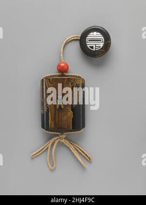 Cas (INR ?)Avec conception de Cicada sur tronc d'arbre 18th siècle Japon.Cas (INR ?)Avec conception de Cicada sur tronc d'arbre.Japon.18th siècle.Cas: Or et métal sur laque noire avec incrustation en nacre; fixation (ojime): Corail; bascule (netsuke): Médaillon laqué avec dessin de chrysanthèmes et le caractère chinois pour la longévité.Période Edo (1615–1868).INR ? Banque D'Images