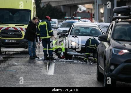 Athènes.26th janvier 2022.Les pompiers travaillent pour enlever un véhicule coincé à Athènes, en Grèce, le 26 janvier 2022, deux jours après que la neige a frappé la ville.Credit: Lefteris Partsalis/Xinhua/Alamy Live News Banque D'Images