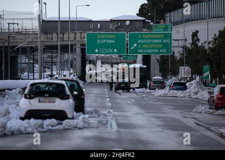 Athènes.26th janvier 2022.Des véhicules échoués sont vus sur une route à Athènes, en Grèce, le 26 janvier 2022, deux jours après la chute de neige importante dans la ville.Credit: Lefteris Partsalis/Xinhua/Alamy Live News Banque D'Images