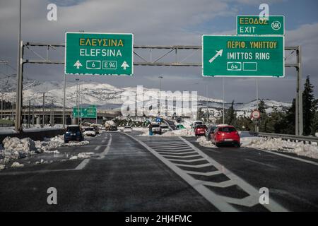 Athènes.26th janvier 2022.Des véhicules échoués sont vus sur une route à Athènes, en Grèce, le 26 janvier 2022, deux jours après la chute de neige importante dans la ville.Credit: Lefteris Partsalis/Xinhua/Alamy Live News Banque D'Images