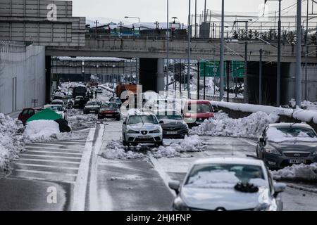 Athènes.26th janvier 2022.Des véhicules échoués sont vus sur une route à Athènes, en Grèce, le 26 janvier 2022, deux jours après la chute de neige importante dans la ville.Credit: Lefteris Partsalis/Xinhua/Alamy Live News Banque D'Images