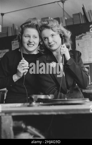 Une journée dans la vie d'un magasin Gramophone dans le West End de Londres.20th janvier 1958.Nos Picture shows ; deux amis écoutent le dernier single d'Elvis Presley à travers une paire de casques Banque D'Images