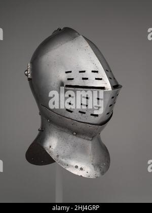 Casque foot-combat ca.1490 peut-être britannique ou flamand pour le tournoi a combattu à pied dans un champ clos.Dit être venu de l'église Saint Mary à Aylesbury, Buckinghamshire, où il a peut-être accroché au tombeau de son propriétaire.Casque foot-combat, peut-être britannique ou flamand. CA.1490. Acier, cuir, textile, alliage de cuivre.Casques Banque D'Images
