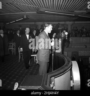 Bill Haley et sa tournée de Comets en Grande-Bretagne, qui a été largement parrainée par le Daily Mirror.Leur premier concert a eu lieu au Dominion Theatre de Tottenham court Road, Londres.Voici le chanteur Bill Haley qui fait une apparition au Daily Mirror Party à Hammersmith Palais à Londres immédiatement après le concert de son groupe au Dominion Theatre, Tottenham court Road.C'était la nuit d'ouverture de la tournée britannique pour Bill Haley et ses comètes, deux jours après son arrivée à Londres.Photo prise : 7th février 1957. Banque D'Images