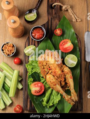 Ayam Betutu.Poulet rôti balinais farci de feuilles de manioc. Banque D'Images