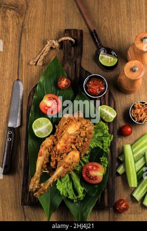 Ayam Betutu.Poulet rôti balinais farci de feuilles de manioc. Banque D'Images