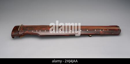 Guqin (?? )Chinois de la fin du 17th–milieu du 18th siècle doté d'une signification cosmologique et métaphysique et habilité à communiquer les sentiments les plus profonds, ce cithare, aimé des sages et de Confucius, est l'instrument le plus prestigieux de Chine.Les auteurs de la dynastie Han (206 B.C.-220 A.D.) affirment que le qin a contribué à cultiver le caractère, à comprendre la moralité, à suppliquer les dieux et les démons, à améliorer la vie et à enrichir l'apprentissage.Ming Dynasty (1368-1644) litérati qui revendiquait le droit de jouer le qin suggérait qu'il soit joué à l'extérieur dans un cadre de montagne, un jardin, un petit pavillon ou près d'une vieille broche Banque D'Images