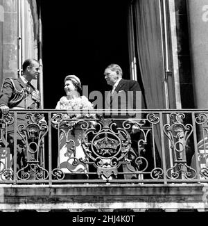 Visite de la Reine et du duc en France 9th avril 1957.visite de la Reine et du duc en France 9th avril 1957.photo avec le président français René Coty. Banque D'Images