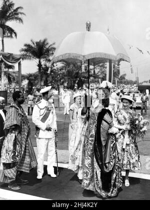 La reine Elizabeth II et le prince Philip font leurs adieux à l'Oba (ou roi) Adenji-Adele II, au dias au rond-point d'Igbobi, à la périphérie de Lagos, lors de la visite royale au Nigeria, en janvier 1956. Banque D'Images