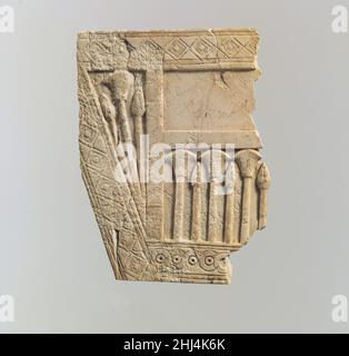 Plaque de mobilier sculptée en relief avec des boutons papyrus et des fleurs ca.9th–8th siècle av. J.-C. Assyrien au début du premier millénaire, la sculpture en ivoire était l'un des principaux arts de luxe qui s'épanouissait dans l'ancien proche-Orient.Des défenses d'éléphant ont été sculptées dans de petits objets décoratifs tels que des boîtes cosmétiques et des plaques utilisées pour orner des meubles en bois.Des feuilles d'or, de la peinture et des ornements semi-décoratifs en pierre et en verre animent ces magnifiques œuvres d'art fondées sur certaines caractéristiques stylistiques, formelles et techniques également visibles dans d'autres médias, les érudits ont distingué seve Banque D'Images