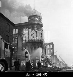 Les pompiers s'attaquent à l'incendie du grand magasin Pauldens de Manchester qui a éclaté peu avant la réouverture du magasin à la suite de travaux de rénovation.7th septembre 1957. Banque D'Images