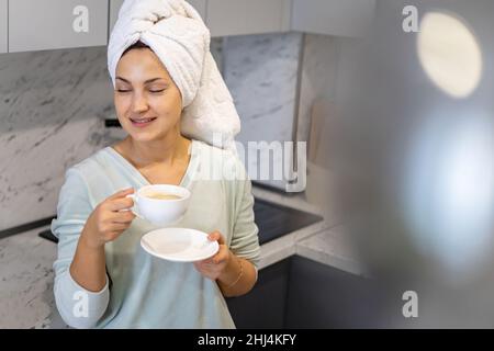 Vue du dessus petite fille a soigneusement plié les vêtements dans la boîte de rangement pour un rangement vertical confortable sur les étagères Banque D'Images