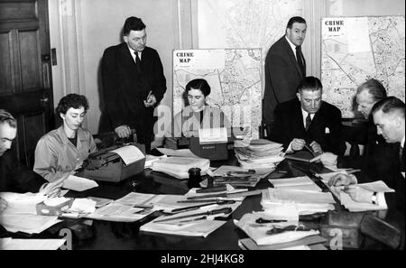 Dans la nuit du 26th février 1959, Mme Amy Browell, une shopkeeper de 71 ans, a été assassinée, ses locaux ont également été mis à sac et la caisse vidée.La photo montre le « centre du currieur » au poste de police central de Newcastle pendant les enquêtes.Au centre de la table se trouvent des instruments émoussés trouvés dans le voisinage de l'atelier et qui auraient pu être des armes de meurtre.Les officiers vus sont de gauche à droite, le gendarme détective E Green, le sergent-détective Harvey Burrows, le sergent-détective K Scott, le surintendant-détective J Kennedy (Scotland Yard), l'inspecteur-détective J Bensley et le sergent-détective Jenkin Banque D'Images