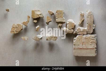 Scène de relief de la tombe de la reine Neferu: Fragments de deux registres montrant les préposés mâles et femelles se déplaçant vers la droite ca.2051–2030 C.-B. Middle Kingdom Neferu était probablement la première reine de Nebhepetre Mentuhotep II, et pourrait aussi avoir été sa sœur.Sa tombe pillée, excavée par le Metropolitan Museum of Art entre 1923 et 1931, se trouve à l'extérieur du temple du roi à Deir el Bahri.Il a été visité comme un sanctuaire dans la dix-huitième dynastie, et à un certain point il a été utilisé comme une carrière pour le calcaire fin couvrant les murs.la décoration des appartements funéraires a consisté en Banque D'Images
