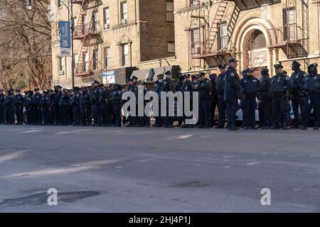 New York, New York, États-Unis.26th janvier 2022.Les policiers se réunissent pour rendre hommage à l'officier de police tombé Wilbert Mora lors du transfert de ses restes à la Maison funéraire de Riverdale.L'officier Mora a été grièvement blessé et est mort de ses blessures le 25 janvier, après avoir répondu à un appel de violence familiale le 21 janvier avec ses partenaires, où l'un d'eux, Jason Rivera, a été abattu.L'auteur a également été blessé lors de la fusillade et est décédé plus tard à l'hôpital.Crédit: ZUMA Press, Inc. Crédit: ZUMA Press, Inc./Alamy Live News Banque D'Images