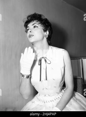 Gina Lollobrigida, actrice italienne, assiste à la réception de presse pour le nouveau film, Trapeze, dans lequel elle fait ses débuts dans les films américains, photographiés à Londres, le mardi 26th juin 1956. Banque D'Images