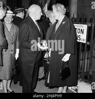 Au 4 Carlton Gardens, les Forces françaises libres de Londres tiennent un service de commémoration en souvenir du 18th juin 1940, date à laquelle elles ont été formées.Le Président des Forces françaises libres de Londres, M. Burdet, était présent, ainsi que l'ambassadeur de France, M. Chauvel.Lady churchill et Selwyn Lloyd représentaient la Grande-Bretagne.En photo, Lady Churchill s'est présentée à l'ambassadeur de France M. Chauvel.18th juin 1958. Banque D'Images