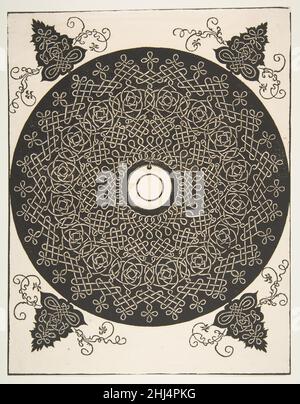 « le quatrième Knot ».Rond-point entrelacé avec un médaillon rond dans son centre 1521 avant Albrecht Dürer motif de broderie allemande composé de ce qu'on appelle le travail de noeud.Le motif principal a une forme circulaire et est présenté en blanc sur un sol sombre.Les cordes nouées ou les sangles sont disposées en différents motifs pour former quatre niveaux autour du motif central qui est un médaillon blanc, circulaire.Sur les quatre coins extérieurs du cercle, un autre ornement en forme de feuille a été ajouté qui dépasse du cercle.Les feuilles sont remplies de plus de travail de nœud en blanc sur le sol sombre tout en tourbillonnant St Banque D'Images