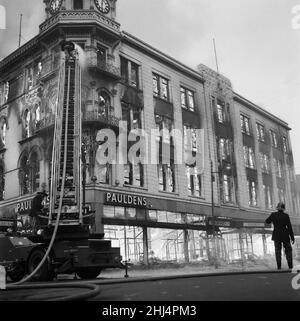 Les pompiers s'attaquent à l'incendie du grand magasin Pauldens de Manchester qui a éclaté peu avant la réouverture du magasin à la suite de travaux de rénovation.7th septembre 1957. Banque D'Images