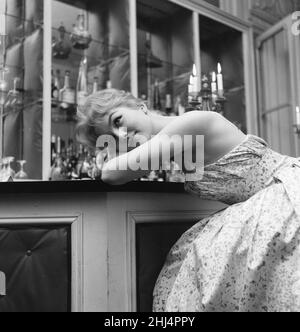 Mylène Demongeot, actrice française, photographiée à Londres, mercredi 26th mars 1958.Mylène est au Royaume-Uni pour la première du film Bonjour Tristesse, dans lequel elle joue le rôle d'Elsa. Banque D'Images