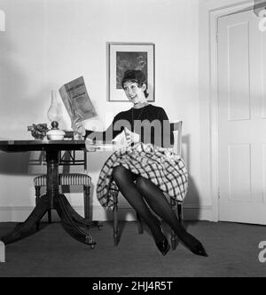 Danseuse una Stubbs, âgée de 22 ans, dans son appartement à Londres.4th décembre 1959. Banque D'Images