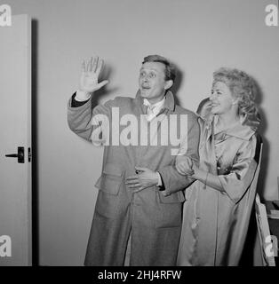 Le chanteur et acteur britannique Gary Miller avec sa femme Joy WAVE Au revoir à leurs enfants comme ils sortent pour la soirée, laissant Marjorie Proops baby-sitting eux.13th avril 1960. Banque D'Images