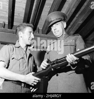 Le footballeur international de Swansea Town et du pays de Galles Cliff Jones au service de son service national au sein du régiment d'artillerie royale de la troupe Kings de l'armée britannique. Ici, il fait inspecter son fusil à la caserne de St John's.14th octobre 1957. Banque D'Images