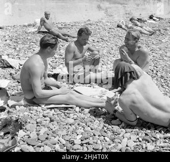 Les vacanciers Russin ont vu ici jouer des cartes sur la plage de Sotchi, dans la région de Krasnodar en URSS.Mai 1960M4000 Banque D'Images