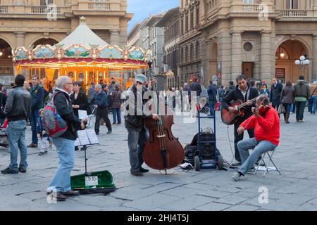 Trois musiciens de rue se produisent sur la Piazza della Repubblica, au cœur de Venise, en Italie.Touirsts et les gens du coin sont sur la place, et il y a un Banque D'Images