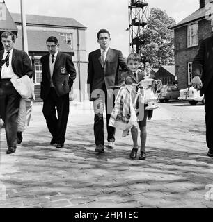 1960 1961 Tottenham Hotspur Double Winning Season, Spurs ramène le trophée de la coupe FA à la foule de acclamé après avoir battu Leicester dans la finale de la coupe, 7 mai 1961, Dave Mackay et Danny Blanchflower. Banque D'Images