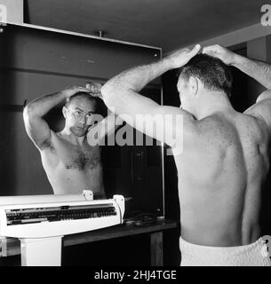 L'équipe de football espagnole s'entraîne au stade du Club de la Banque d'Angleterre à Roehampton.Les hommes ont encerclé le sol plusieurs fois en faisant ce qui est appelé «formation libre».En photo, Alfredo Di Stefano peignant ses cheveux, regardant dans un miroir.25th octobre 1960. Banque D'Images