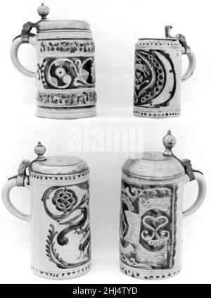 Tankard (Stein) 18th siècle Allemand, Westerwald des tankards allemands en grès ont été amenés en grand nombre en Amérique sur des navires néerlandais de traite de fourrures.Des éclats de ces navires populaires ont été découverts sur des sites du XVIIe siècle à New York et en Nouvelle-Angleterre.Tankard (Stein) 191354 Banque D'Images