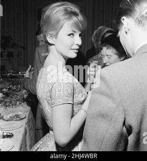 Annette Stroyberg, actrice danoise, à Londres, dimanche 14th décembre 1958.Annette est au Royaume-Uni pour un test d'écran, elle espère un rôle dans le nouveau film les armes de Navarone. Banque D'Images