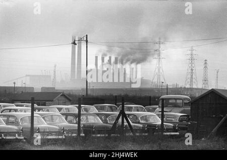 Scènes générales à l'extérieur de l'usine de peinture, de garniture et d'assemblage de Ford à Dagenham, Essex, alors que de nouvelles voitures Ford sortent de la chaîne de production.16th novembre 1960. Banque D'Images