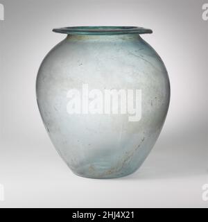 Urne en verre (olla) mi-1st–2nd siècle A.D. Roman bleu translucide vert.large, rebord tubulaire, replié, vers le bas et vers l'intérieur,Formant une surface supérieure inégale; corps ovoïde haut; fond concave peu profond.intact; piquer et quelques grosses bulles, avec des inclusions vitreux et graisseuses; faiblement terne et irisée.Urne en verre (olla).Romain. Mi-1st–2nd siècle A.D..Verre ; soufflé.Du début à la mi-impériale.Verre Banque D'Images