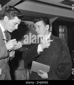 Gene Vincent, chanteur américain et chanteur de rock, a photographié à l'aéroport de Londres alors qu'il se prépare à rentrer en Californie après qu'il ait été blessé dans un accident de voiture qui a tué Eddie Cochran, un collègue du rock n roller.L'auteure-compositrice Sharon Sheeley, qui a déclaré qu'elle était secrètement engagée dans Cochran, est toujours à l'hôpital St Martin de Bath, se rétablissant des blessures à la colonne vertébrale et à la hanche causées par la voiture dans laquelle ils allaient s'écraser dans un lampadaire à Chippenham, dans le Wiltshire.27th avril 1960. Banque D'Images