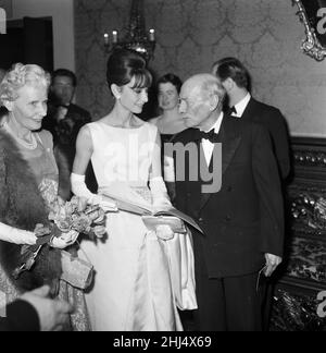 L'actrice Audrey Hepburn photographiée avec Comte et Comtesse Attlee au London première de son dernier film 'Breakfast At Tiffany's' à la place du théâtre. 19 octobre 1961. Banque D'Images