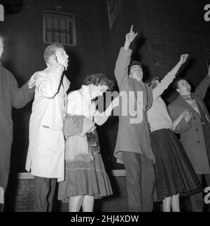 Les fans du chanteur américain de rock et de rock Bill Haley et de son groupe The Comets, faisant la queue devant le Dominion Theatre à Tottenham court Road,Londres alors que le groupe répète avant leur performance la nuit suivante la première nuit de leur tournée au Royaume-Uni.la police essaie de garder le contrôle alors que les fans vont de l'avant .6th février 1957 Banque D'Images