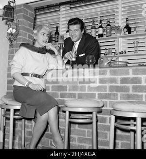 La chanteuse Dorothy Squires avec son mari, l'acteur Roger Moore.14th mars 1958. Banque D'Images