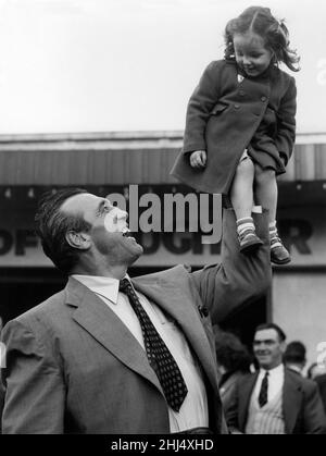 Primo Carnera, lutteur professionnel, également ancien boxeur professionnel, rencontre de jeunes fans à Manchester, le 20th mars 1960. Banque D'Images