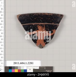 Fragment de bordure en terre cuite d'un kylix (gobelet) deuxième quart du siècle 5th C.-B. grec, Attic Exterior, femelle à droite avec la tête tournée vers l'arrière; main saisissant son bras gauche étendu; son bras droit est levé avec les doigts étendus.Fragment de bordure en terre cuite d'un kylix (gobelet) 686694 Banque D'Images