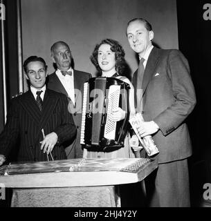 Opportunity Knocks, gagnants, 11th octobre 1956.Arthur Cooper, chauffeur de camion d'Essex, qui joue le Dulcimer, et Phyllis Gillingham, secrétaire de Twickenham, qui joue l'Accordéon.Ils ont gagné un voyage aux États-Unis pour jouer et être vus sur l'heure amateur régionale de Lou Goldberg, syndiqué à plus de 100 stations en Amérique.Photo avec Lou Goldberg (2nd à gauche) et Hughie Green, présentateur (à droite) Banque D'Images