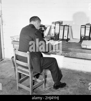 Le meurtre de Porthole 1947, James Camb, reconnu coupable du meurtre de l'actrice Eileen Isabella Ronnie Gibson, 21, nom de scène gay Gibson, par étranglement en mer, condamné à mort le 1948 mars, commué à vie en prison, libéré en septembre 1959,Relaie son côté de l'histoire au journal du dimanche 1959 octobre.Notre photo montre ..James Camb écrit des notes pour l'article de dimanche Pictorial. Banque D'Images