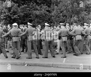 Début de la construction du mur de Berlin.a minuit le 13th août, la police et les unités de l'armée est-allemande ont commencé à fermer la frontière et, le dimanche matin 13 août, la frontière avec Berlin-Ouest a été fermée.La photo prise trois jours après les spectacles : les forces de police de Berlin-Ouest attirent d'énormes foules dans les rues près du mémorial de la guerre soviétique lors de manifestations contre la division de la ville.16th août 1961. Banque D'Images