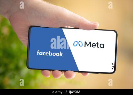 HUETTENBERG, ALLEMAGNE 2021-12-12 dans cette photo, un Facebook obtient le logo Meta vu sur un smartphone. Banque D'Images