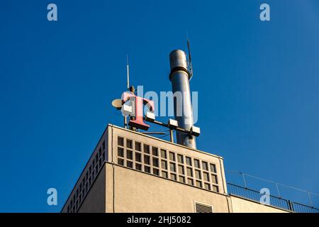 GIESSEN, ALLEMAGNE - 2021 04 09: T-Mobile Signez sur un bâtiment à Giessen sous un toit. Banque D'Images