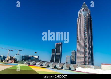 Francfort, ALLEMAGNE - 9 octobre 2021 : Messeturm, ou Tour de foire, est un gratte-ciel de 63 étages, 257 m 843 ft à Francfort, en Allemagne Banque D'Images