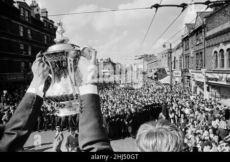 1960 1961 Tottenham Hotspur saison double gagnante.L'équipe des Spirs revient à Londres en bus à impériale à toit ouvert avec le trophée de la coupe FA et du championnat de ligue après leur victoire sur Leicester dans la finale a remporté un double historique.7th mai 1961. Banque D'Images